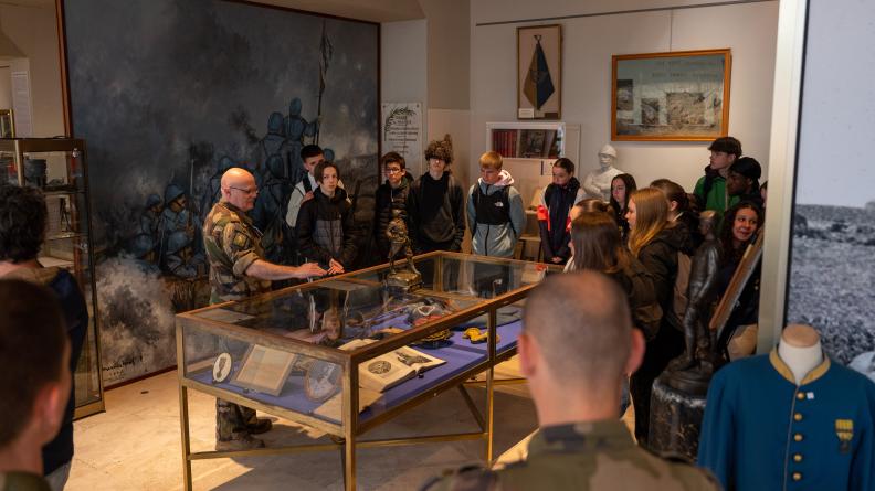 Des lycéens du dispositif "Classe de Défense" visitent le Musée de l'officier