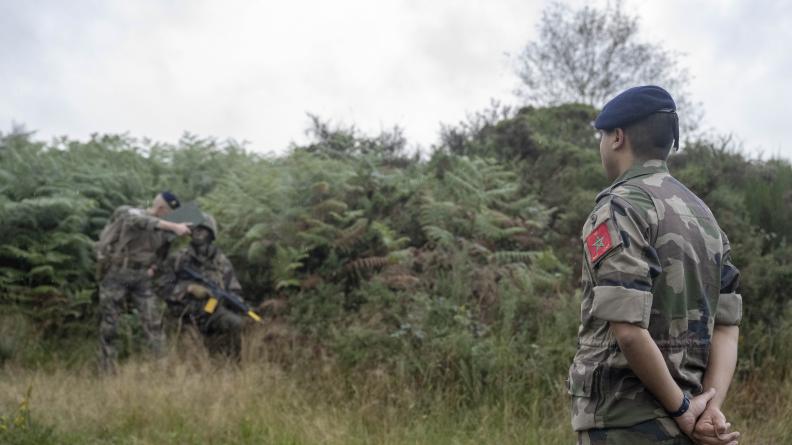 Le capitaine Hamza observant ses élèves-officiers sur le terrain
