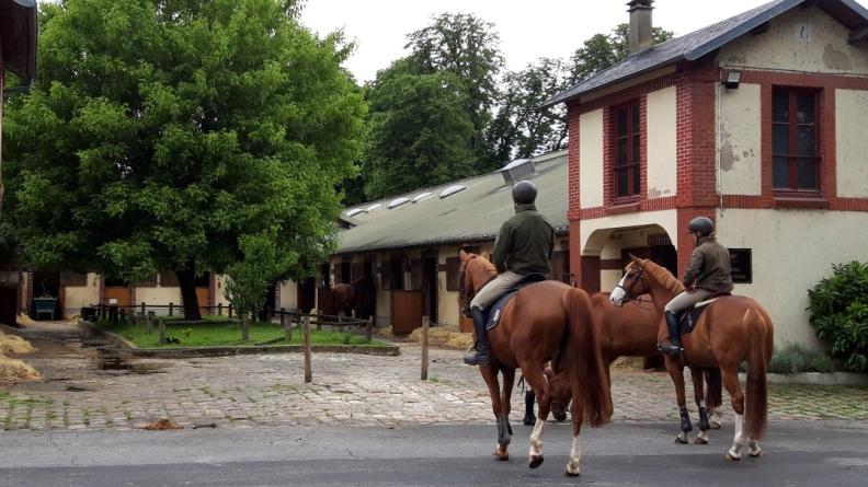 Cavaliers de l’École militaire d’équitation devant les écuries des jeunes chevaux