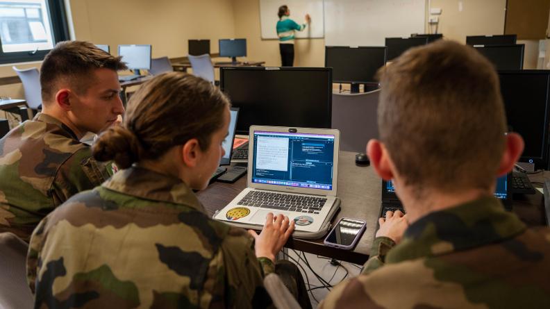 Des élèves-officiers de l'ESM travaillent en équipe sur un projet de recherche appliquée