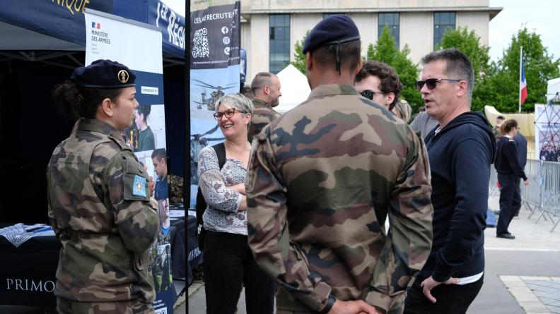 Les familles ont pu échanger avec des militaires et également avec des élèves de l’EMPT