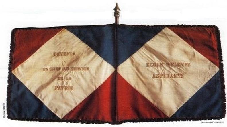 Premier drapeau de l'école militaire de l'infanterie © EMD