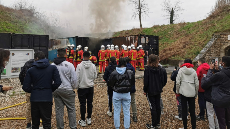 Groupe d'élève de 3e en stage face aux caissons de feu