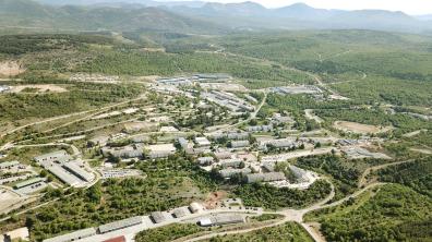 Vue aérienne du camp bâti de Canjuers