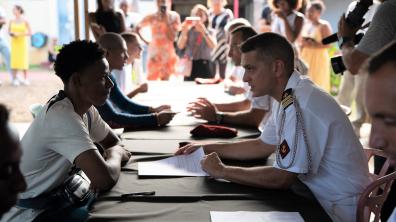 Signatures de contrats d’engagement dans l’armée de Terre avec le CIRFA