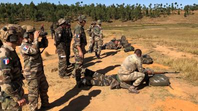 Entraînement au tir avec les forces armées malgaches