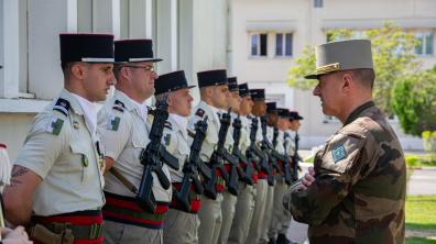 Le GBR FILSER inspectant le piquet d'honneur