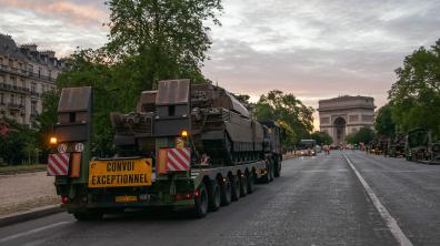 Porte Engins Blindé devant l'Arc de Triomphe 