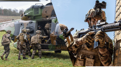 Soldats en train d'embarquer et un sapeur pointant une arme