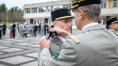 Un élève de l'École Polytechnique se voit remettre ses galons d'officier