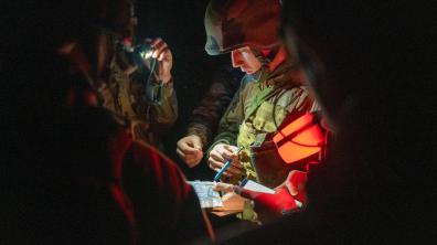 Un élève-officier du 2e bataillon de l'ESM donne ses ordres à ses chefs de groupes