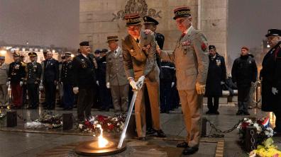 Ravivage de la flamme sous l'Arc de Triomphe
