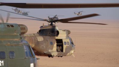 Six hélicoptères de transport Puma SA-330 des 1er et 5e RHC survolent le désert en formation groupée