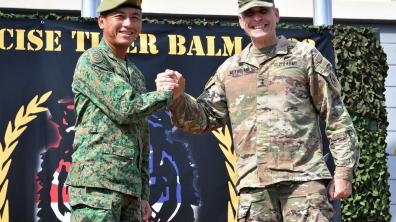 Le GBR Adrew Lim commandant le TRADOC et le GDI Matthew McFarlane, commandant adjoint de l'USARPAC
