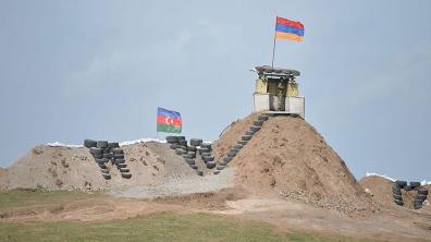 Une colline avec les drapeaux de l’Azerbaïdjan et de l’Arménie.