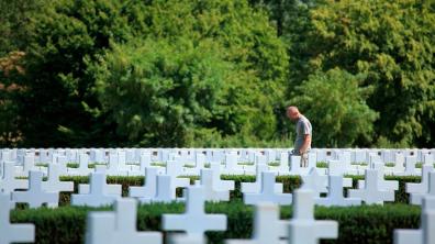 Croix des tombes funéraires dans un cimetière de l'armée américaine.