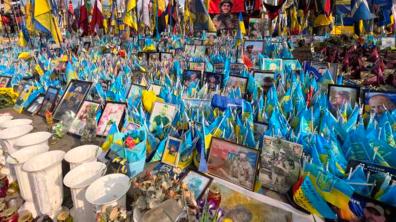 Hommage aux combattants morts pour l'Ukraine, Kiev, place Maïdan, mars 2025