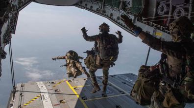 Commandos parachutistes à l'entraînement. Saut par tranche arrière