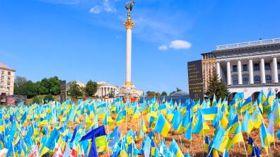 Place de l'Indépendance avec des drapeaux jaunes et bleus à la mémoire des défenseurs tombés de Kiev