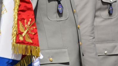 Photo du fanion et de la pucelle de l'école d'état major
