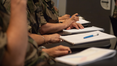 Concertants prenant des notes durant une session nationale
