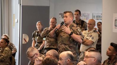 Un concertant prend la parole avec ses camarades