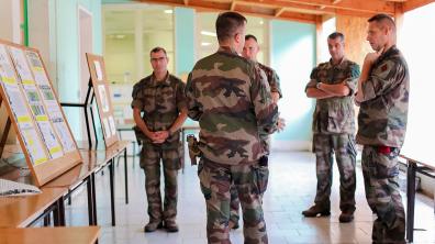 Le général Tricand de la Goutte donne des conseils aux officiers préparant l'école de guerre