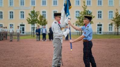 Le colonel EBLIN, colonel adjoint de l'EG, remet le drapeau à la nouvelle promotion 2023-2024