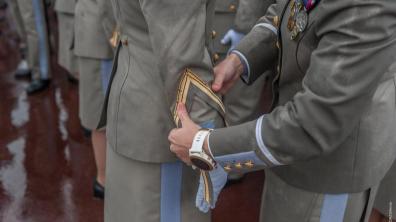 Un élève sous-officier reçoit ses galons de manche de sergent