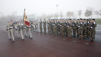 Le drapeau de l'ENSOA avec sa garde passe devant les élèves