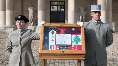 Porteurs et vitrine de la promotion sous-officiers du Drakkar à école militaire de Paris