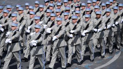 Des sous-officiers défilent sur les Champs-Elysées à l'occasion du 14 juillet.