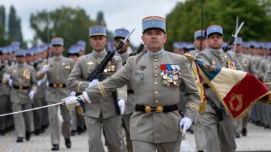 Des militaires de l'ENSOA se préparent au défilé du 14 juillet