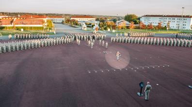 Un bataillon d'élèves sous-officiers reçoit ses galons sur La place du chevron de l'ENSOA.