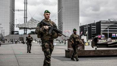 Une patrouille Sentinelle dans le quartier de la Défense.