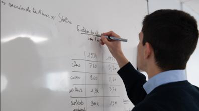 élève rédige un exercice au tableau
