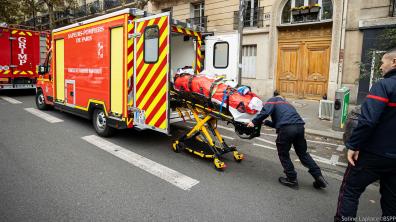 Sapeurs-pompiers de Paris brancardant une personne avec le véhicule de transport bariatrique
