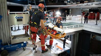 Sapeurs-pompiers de Paris en train d'évacuer une personne après une chute avec notion de hauteur