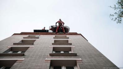 Sapeur-pompier de Paris du GRIMP commençant la descente d'une victime en rappel avec la barquette