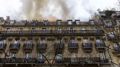 Flammes sortant d'un appartement du 16e arrondissement parisien