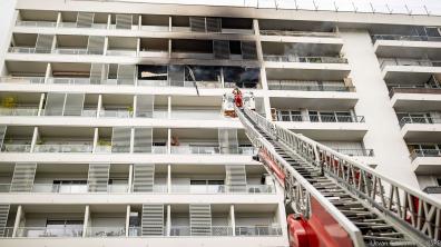 Moyen élévateur aérien face à un appartement sinistré à Paris XIX