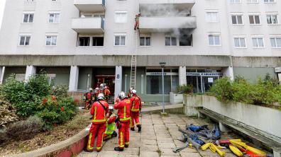 Vue de l'extérieur, d'un feu d'appartement dans le 15e arrondissement parisien