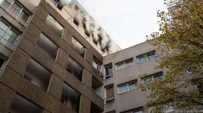 Fumées qui s'échappent d'un incendie dans un appartement à Paris (18)
