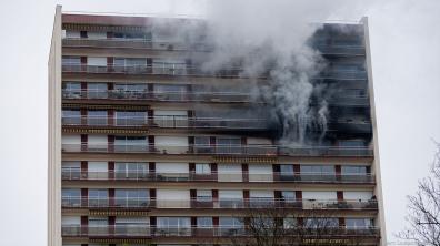 Vue d'ensemble du feu d'appartement à Vanves