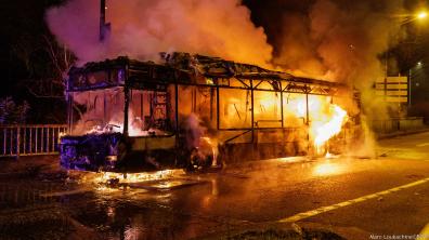 Bus hybride électrique/diesel en proie aux flammes