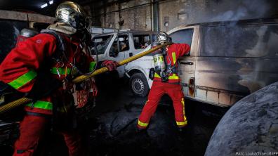 Sapeurs-pompiers de Paris en train d'intervenir pour un feu dans une casse automobile à Bondy