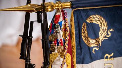 Drapeau et armes de la BSPP avec la fourragère d'or