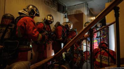 Sapeurs-pompiers de Paris intervenant pour un feu d'appartement à Saint-Denis (93)