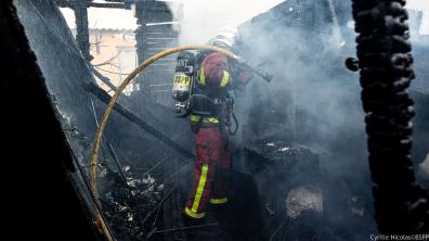 Sapeurs-pompiers de Paris combattant un feu de pavillon à Colombes