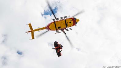 Hélitreuillage d'une victime blessée par un Dragon 75 et les sapeurs-pompiers de Paris